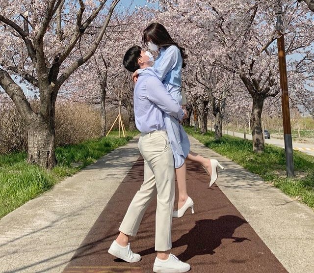 いつもと違う雰囲気で2人の“愛情度”もアップ♡韓国人カップルから学ぶ写真を撮る時のポーズ特集。Woori Korea