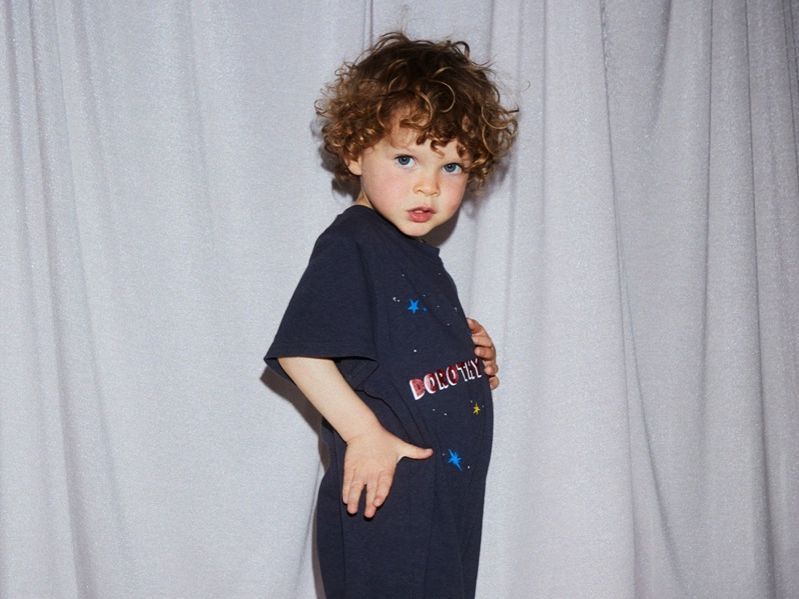 森下璃子によるキッズと大人のデイリーウェアのブランド @dorothy__hendricks がローンチ🌌🧸 森下璃子は、1996年にモデルのキャリアをスタートさせ、結婚・出産後は高橋盾とともに@undercover_lab のキッズラインを担当していた。今回の1stコレクションでは、ユニ