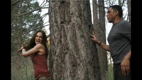 17歳差の恋人と！「ドールハウス」エリザ・ドゥシュクが婚約シネマトゥデイ