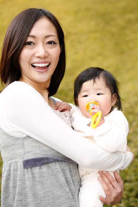 赤ちゃんを抱っこしているお母さんのイラスト155353692 毎月1点無料 フリー のストックフォト イメージマート