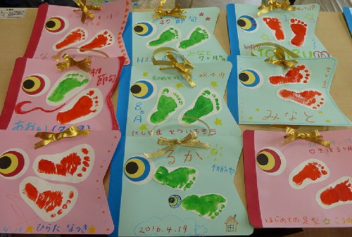足形で作る、こいのぼり。 毎年飾れる思い出に♪ ❁.｡.:*:.｡.✽.｡.:*:.｡.❁.｡.:*:.｡.✽.｡.:*:.｡.❁.｡. 手形足形アートでお子様の『今』を可愛く残すお手伝いをしています𖧷 ペタペタアートアドバイザー @petape_momizi