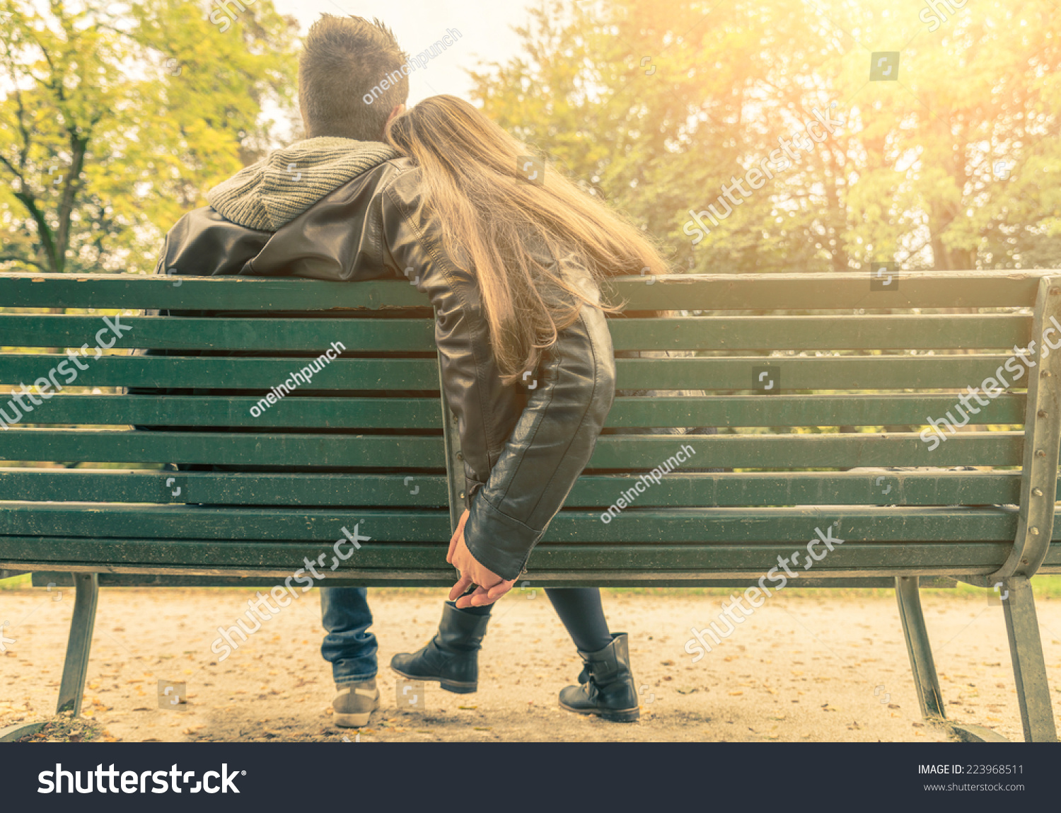 フリー写真ベンチに座る若いカップルパブリックドメインQ：著作権フリー画像素材集