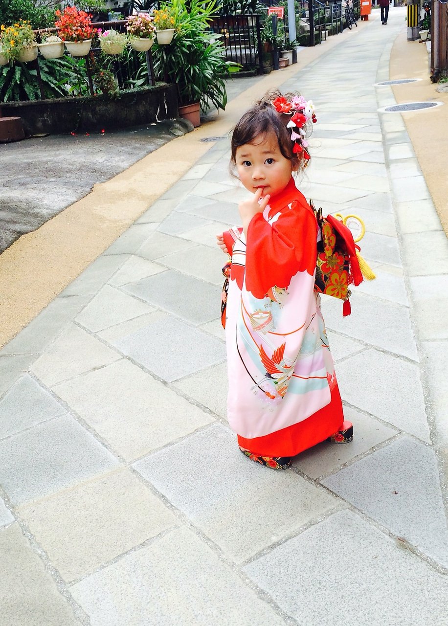 七五三アップヘアの第２弾です☺️💓, 全部ねじねじで作ってます💓, サイドから見ても可愛いのでおすすめです☺️👏🏻✨,これから七五三を迎える方も普段のアレンジにもお呼ばれにもどなたかの参考になりましたら嬉しいです🥹💓,キッズヘア キッズヘアアレンジ キッズアレンジ キッズヘアアクセサリー ヘアアレンジ解説 ヘアアレンジ動画 簡単ヘアアレンジ 七五三ヘア 七五三 七五三3歳 七五三7歳 七五三