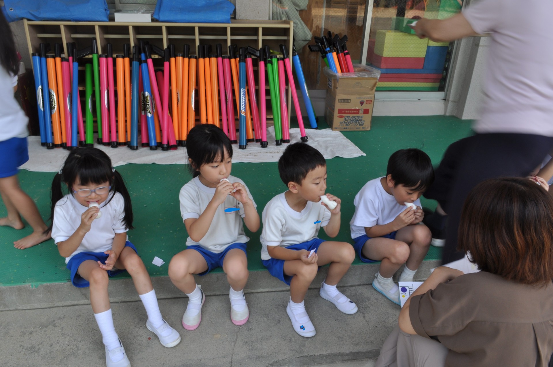 お泊り保育Part4✨ 宝探しスタート💎 ミッションをチームのみんなと協力してお宝ゲット👍 その後はみんなで花火🎇 ご褒美のアイスも食べて、今日一日たくさん遊んで思い出がたくさん出来たね💞明日までお泊り保育楽しもー🎶