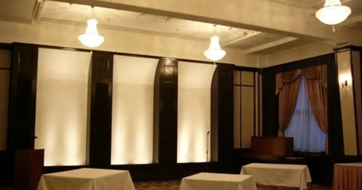 メインバンケットの「201号室」 時代が創り上げた美しい空間で、素晴らしい一日をお過ごしください。学士会館学士会館ウェディングgakushikaikangakushikaikanweddingwedding学士会館花嫁大人花嫁大人ウェディングクラシカル ウェディング結婚式式場