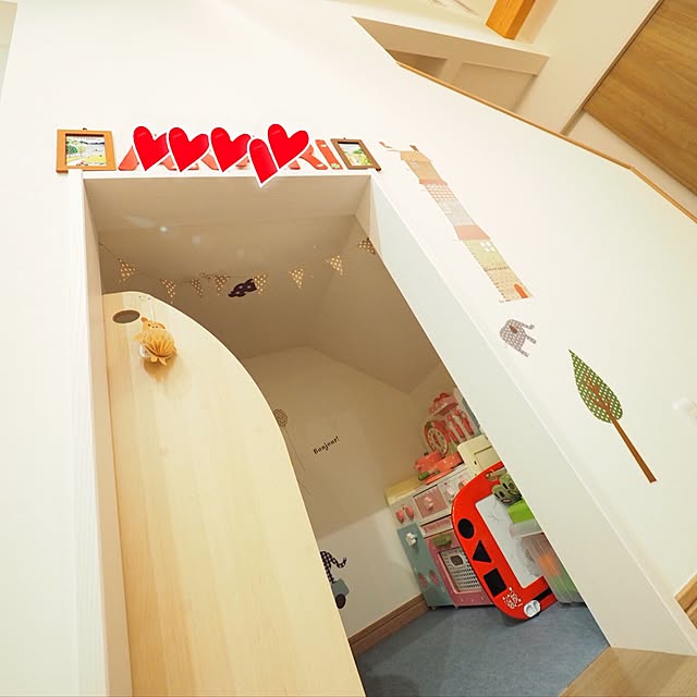 ️小上がりの床の下にはおもちゃがいっぱい隠れています。 第一建設hibikilivingdリビング収納片付けおもちゃオモチャ子供整理引き出しオーク無垢カリモクフライングタイガーflyingtigerキッズスペース本棚階段下ダイニング
