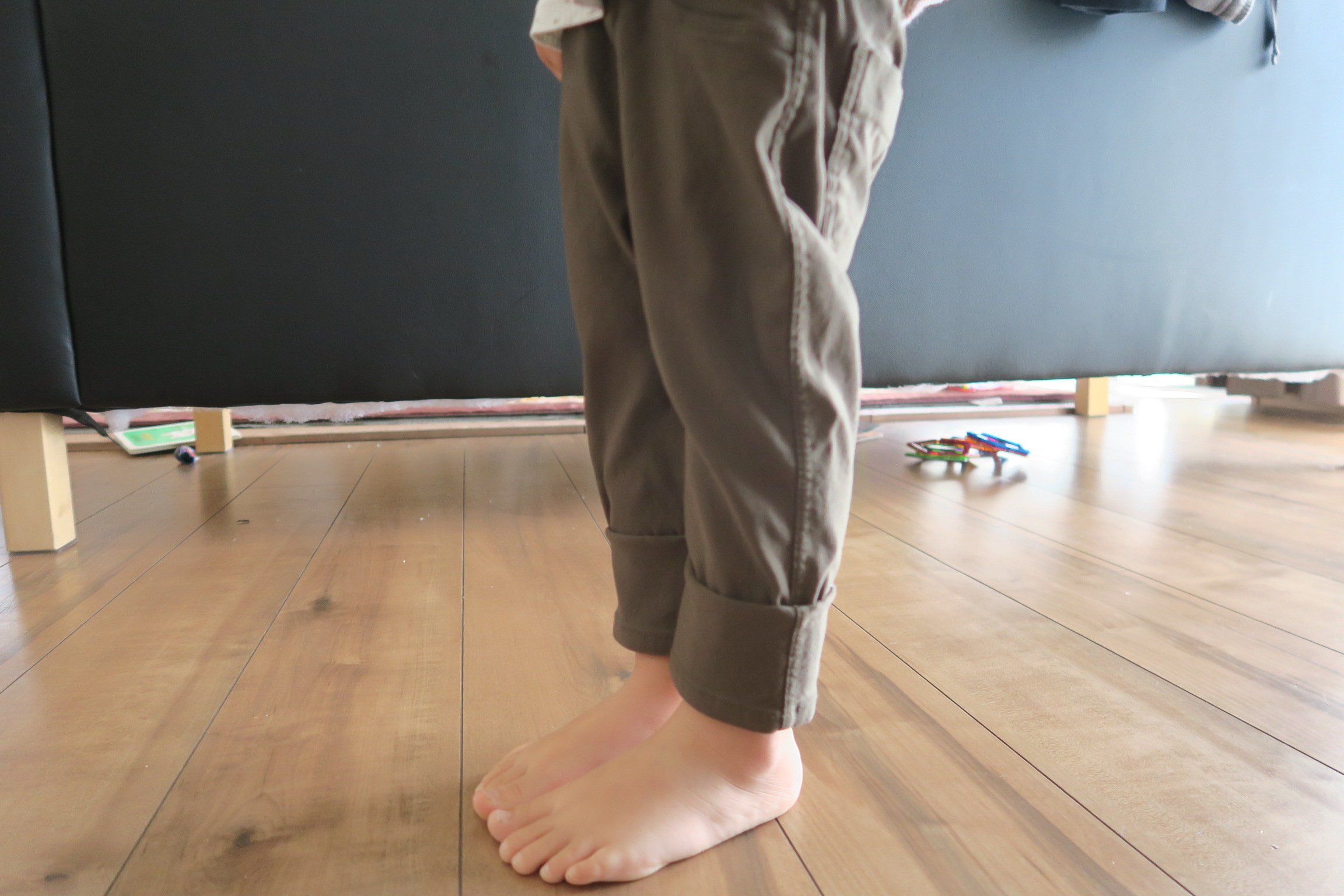 長過ぎる袖を手縫いで切らずに短くしたい！一回縫うだけで簡単♪スウェット・トレーナーや体操服など袖が長い服の直し方入学・入園準備応援