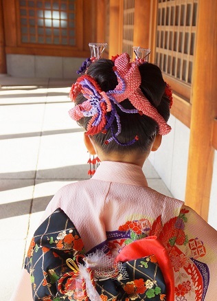 3歳七五三♡桃割れ とっても良い子にヘアセット出来ました♪♪ 鏡を見ながら「かわいい」って言ってるのが とっても可愛かったです♡♡♡♡広島県福山市沖野上町1-6-31 Paris Garden ﾊﾟﾘｽｶﾞｰﾃﾞﾝ TEL 084-982-9177