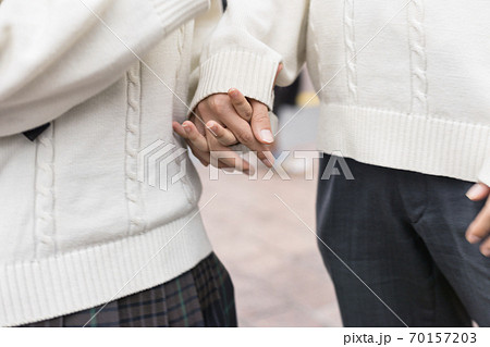 フリー写真浜辺で手をつなぐカップルの手でアハ体験GAHAG著作権フリー写真・イラスト素材集 - GAHAG著作権フリー写真・イラスト素材集