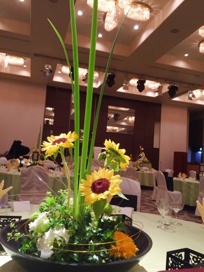 結婚式の会場装花のキホン！種類と相場、しょぼいと思われない節約術もみんなのウェディングニュース