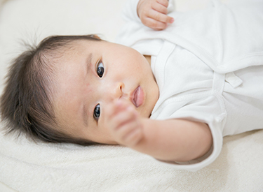 赤ちゃん、うつ伏せ、手が前に出ないこと赤ちゃん の行動発達から読み解く寝返りハイハイのベビータッチ 3年先を見込んだ発達の離乳食 助産師栄養士保育士ぴよままガーデンズ