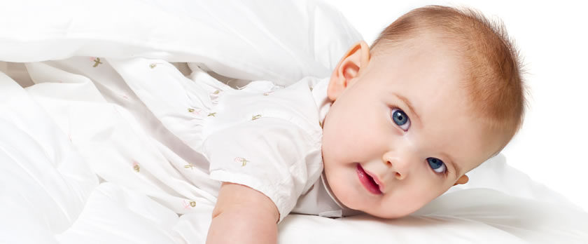 新生児微笑とは？ 社会的微笑との違いやママパパの体験談も！助産師監修HugKum はぐくむ