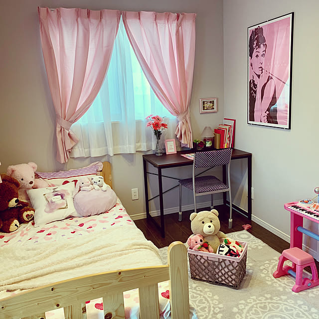 おしゃれな子供部屋グレーの床、ピンクの壁の画像 75選 - 2025年10月Houzzハウズ