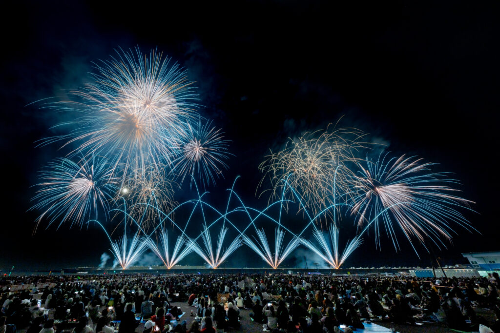 皆既日食を見るために集まった大勢の人が目の前の空に黒い太陽が見え不気味な雰囲気を作り出している, 群衆, 人, 集まった背景壁紙画像素材無料ダウンロード- Pngtree