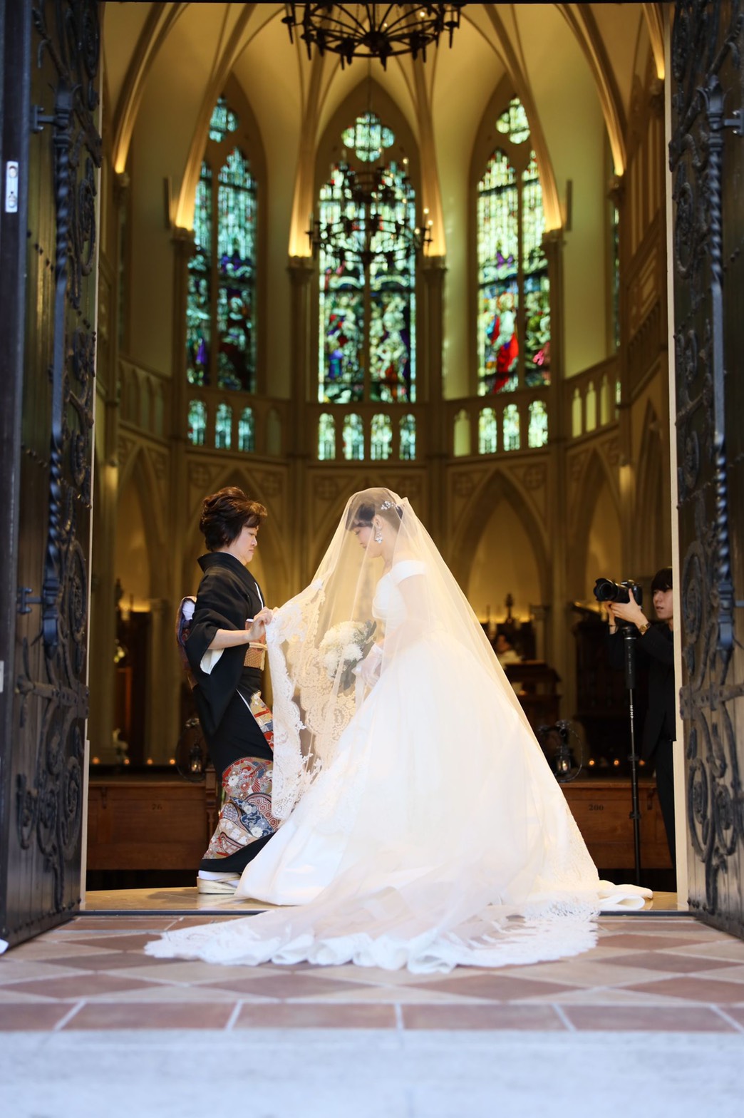 ︎︎𓂃⟡.· 当館自慢の聖プリエ教会⛪️ ステンドグラスから降り注ぐ陽光がチャペル内を明るく照らし、おふたりを祝福します💐ファインダー越しのウェディングの世界 ** by @bellebrancher_yamagata @bellevie_manベルブランシェ山形ベルブランシェベルヴィ