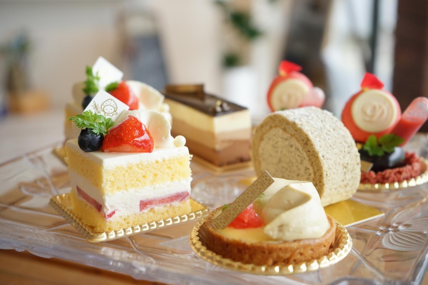 Happy Birthday！加賀翔 さん ＼ 5 16に誕生日を迎えた加賀さんを、撮影現場でお祝いしました！誕生日 プレゼントは、栗🌰とピーナッツ🥜、そしてラジオ📻。記念写真を撮ったのですが、プレゼンターの渋谷凪咲 さんがお誕生日かのような構図に 😂か が屋髙橋海人