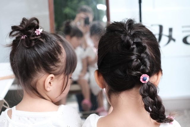 三つ編みで作るキュートさがピカイチのツインお団子ヘアレシピ 頭美人