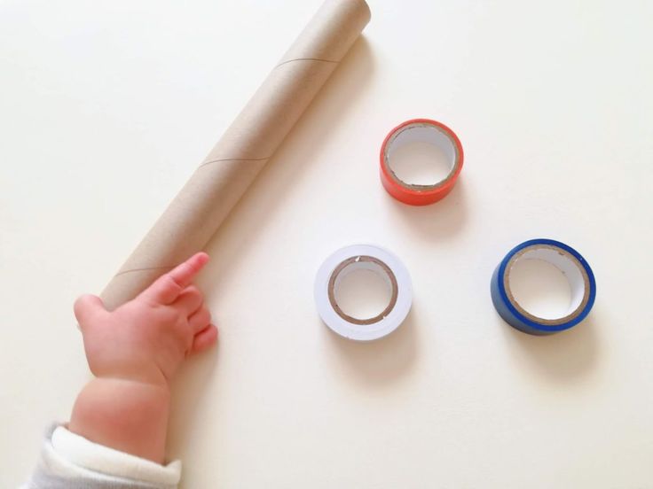 赤ちゃんが喜ぶ！ペットボトルのガラガラと水のスノードームの手作りおもちゃ - ゆっくり歩いていこう