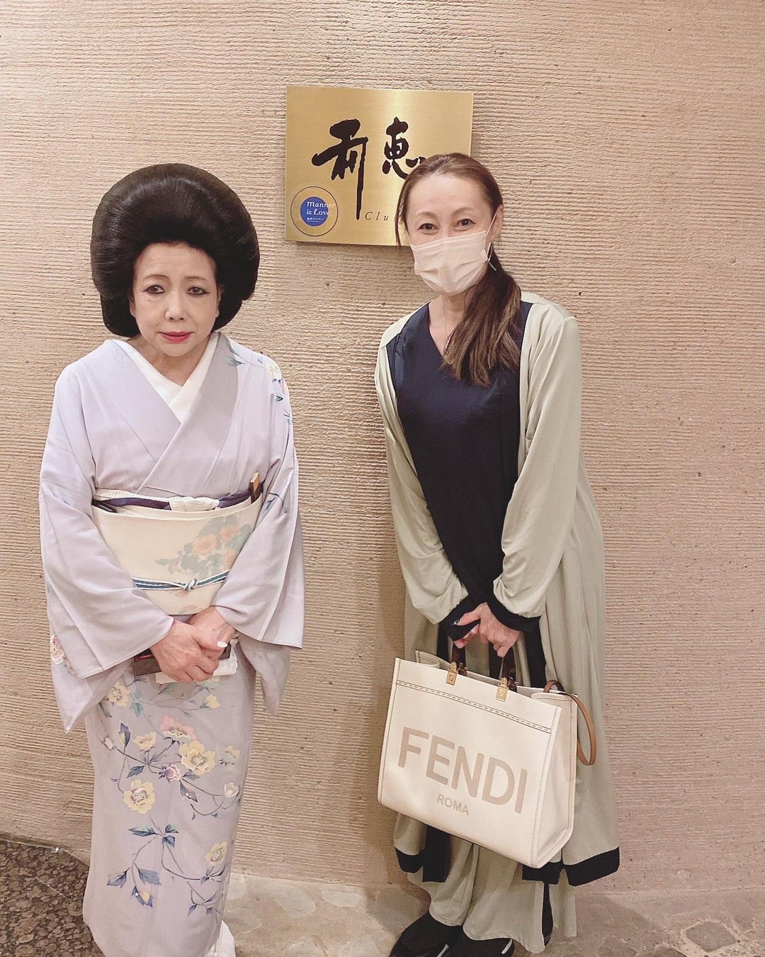 利恵ママの金ぶら銀ぶら 上田 利恵 著- 時鐘舎 : 北國新聞社版元ドットコム