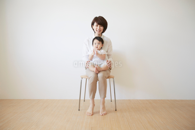 なんども膝の上で寝ようとする子猫