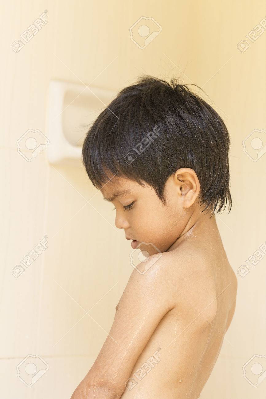 お風呂で遊ぶ二人の男の子 10154001166 の写真・イラスト素材アマナイメージズ