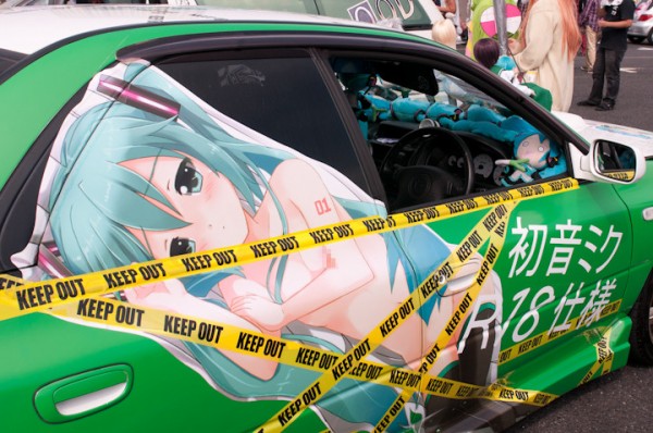 車の中でエロいことしたりされてる女の子のエロ画像！