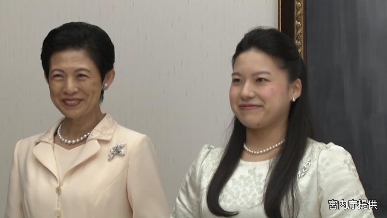 高円宮家・絢子さまの結婚披露宴、眞子さまの隣に座った「ご夫妻」 - ライブドアニュース