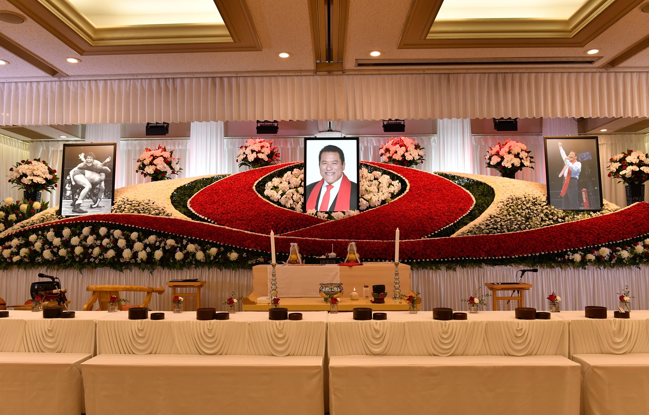 先日のグラップラー刃牙外伝に引き続いて、アントニオ猪木追悼でマンガクロスPERORI さんのマンガツイコミ 仮