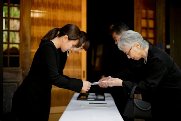 葬儀での香典の相場は？香典袋の書き方や渡し方、辞退や