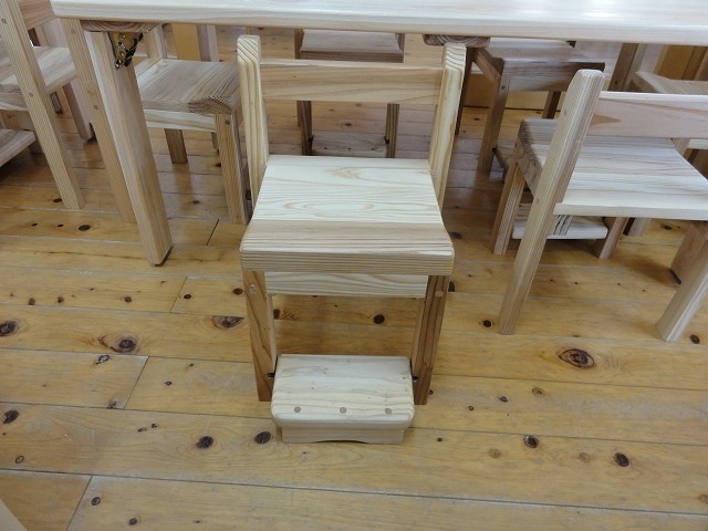 7段階の高さ調整ができて正しい姿勢を保てるダイニング学習椅子 E-Toko Kids Chair -economy- JUC-3661