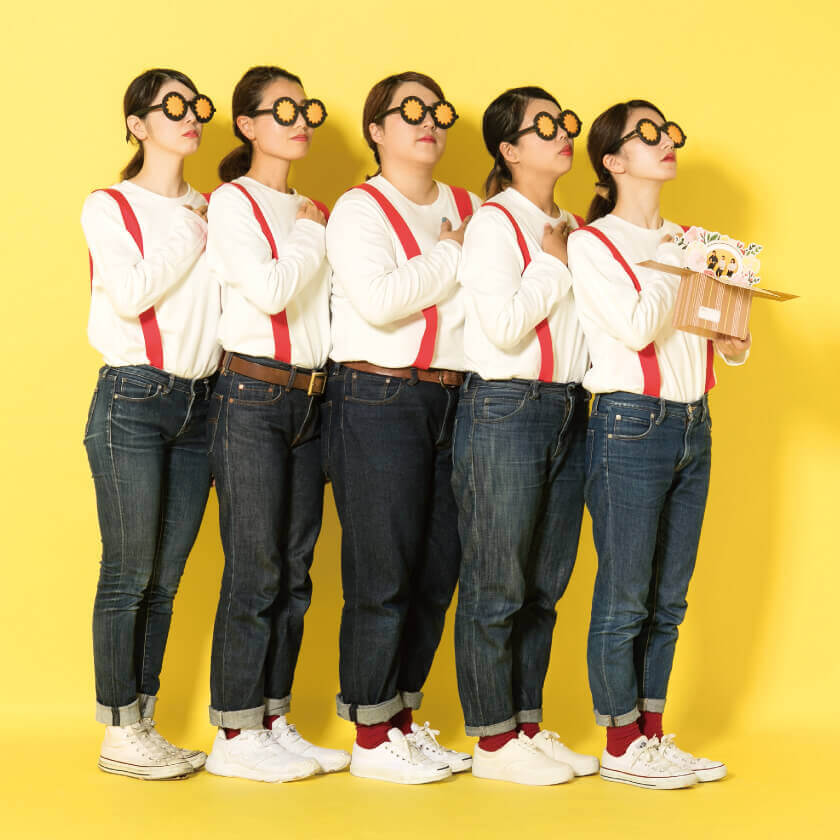 8人の女たち 大千穐楽の終わりたてホヤホヤに撮った集合写真。 大阪の舞台稽古の日に私が勝手に考案した“8人ポーズ”でも撮っていただきました ！先輩がた ありがとうございます！「8人ポーズ作ったので、やっていただけますか？」って勇気出して言ってよかった。うれしい