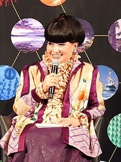 🎙女優・黒柳徹子さんの原点——父親の言葉と一つの詩🖋 日本を代表する女優の黒柳徹子 さん。持前のユーモアで見る人を魅了し続ける黒柳 さんですが、幼い頃は病気で苦しんでいました。そんな当時に父親からかけられた言葉が、ユニセフや福祉活動にも注力されている現在の