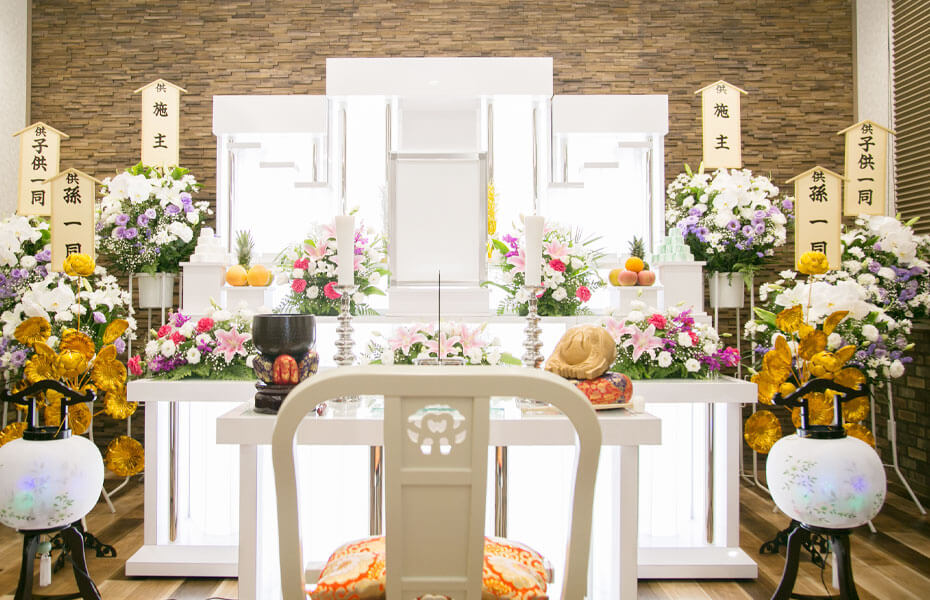 家族葬を30人ほどで行った場合の費用相場は？費用の抑え方も解説 - 小さなお葬式 旧：家族葬のセレモニーハウス