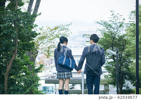 高校生カップルが海辺でデート - 日本人のストックフォトや画像を多数ご用意 - 日本人, 学生, 2人 - iStock