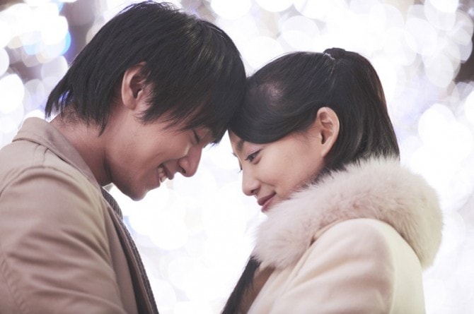 おでこをくっつけ合うカップル 02299006036 の写真・イラスト素材アマナイメージズ