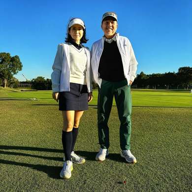 ◇若々しい～、つまみ枝豆、江口ともみのツーショット 写真 ：中日スポーツ・東京中日スポーツ