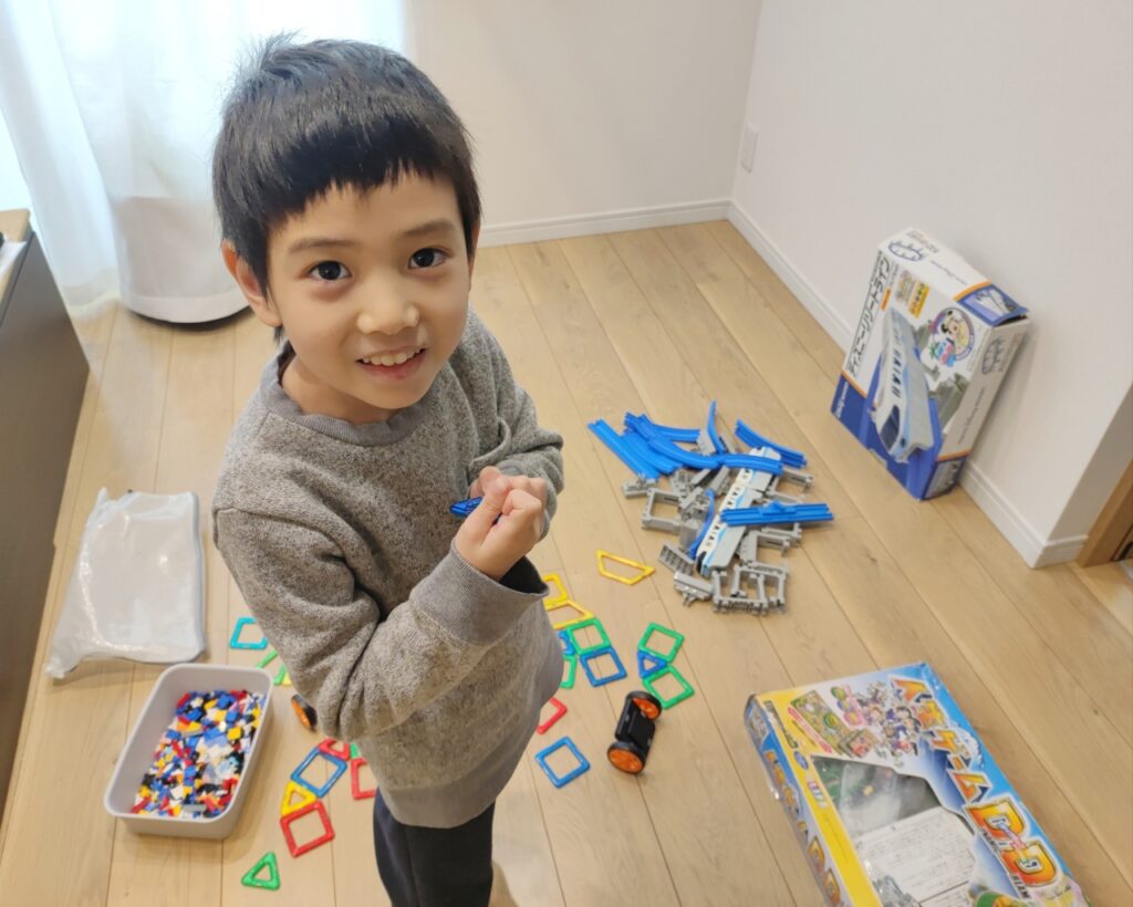 2歳児が物を投げるのはなぜ？子どもの心理と対処法 保育士監修 - キッズライン