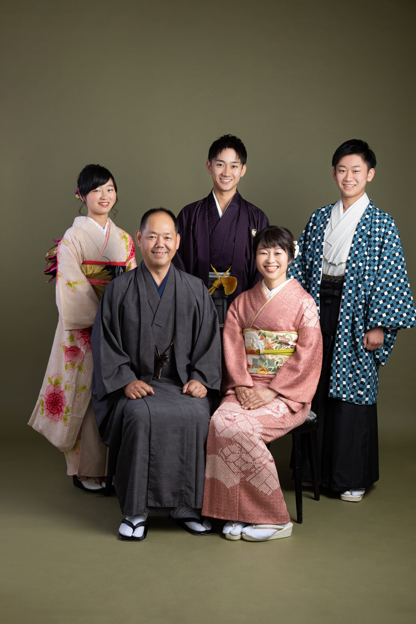 成人式前撮り 家族写真を撮る時の家族の服装は？@HANAICHI北海道の成人式の振袖レンタルは HANAICHI×花いち都屋 道内7店舗を展開