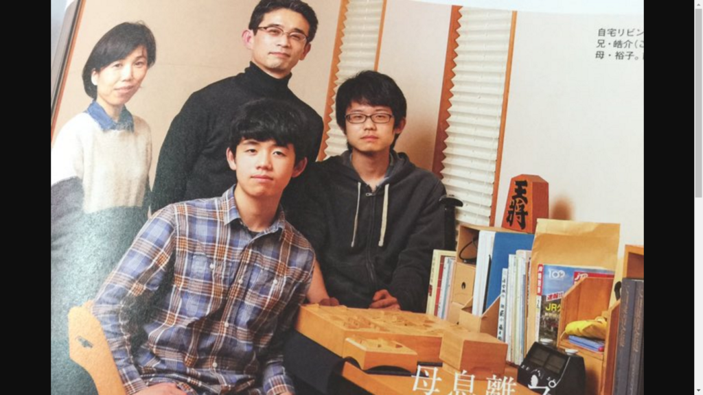 10歳の藤井聡太八冠、将棋盤と寝そべる写真はどう撮影？ - 日本経済新聞