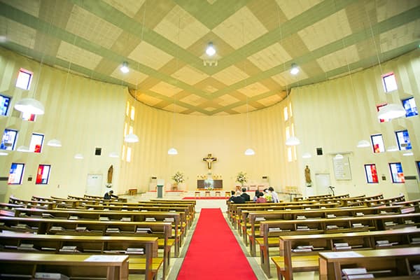 本物の教会での結婚式は、人生の門出に相応しい」神谷町にある「英国聖公会」の教会です。東京タワーにほど近く、 口コミ・評判聖オルバン教会ウエディングパーク