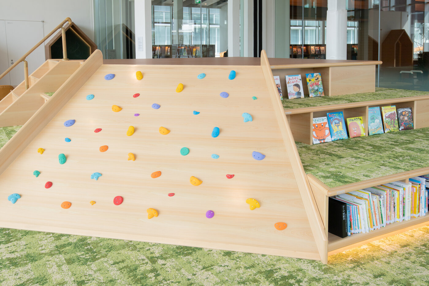 星が丘テラス星が丘テラス ザ・キッチン1の レストスペースには 小さなお子さまたちのための キッズスペースが設けられています🍄靴を脱いでのびのびと過ごせるスペースです。 混雑時は譲りあってのご利用を お願い申し上げます💁🏻‍♀️ 星が丘テラスで過ごす