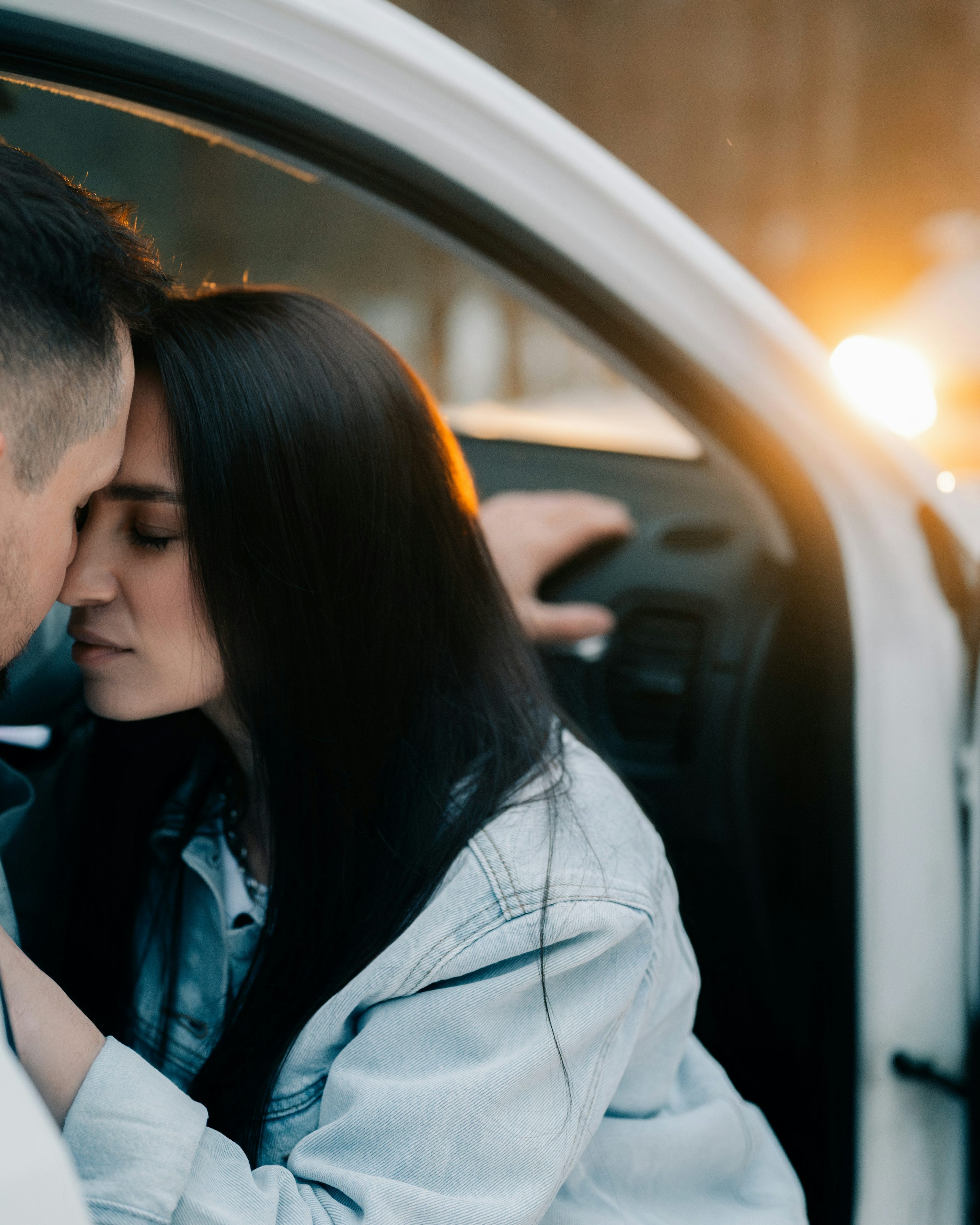 車の中でキスをする男性心理9選。なぜ別れ際や信号待ち、タクシーの中なのか
