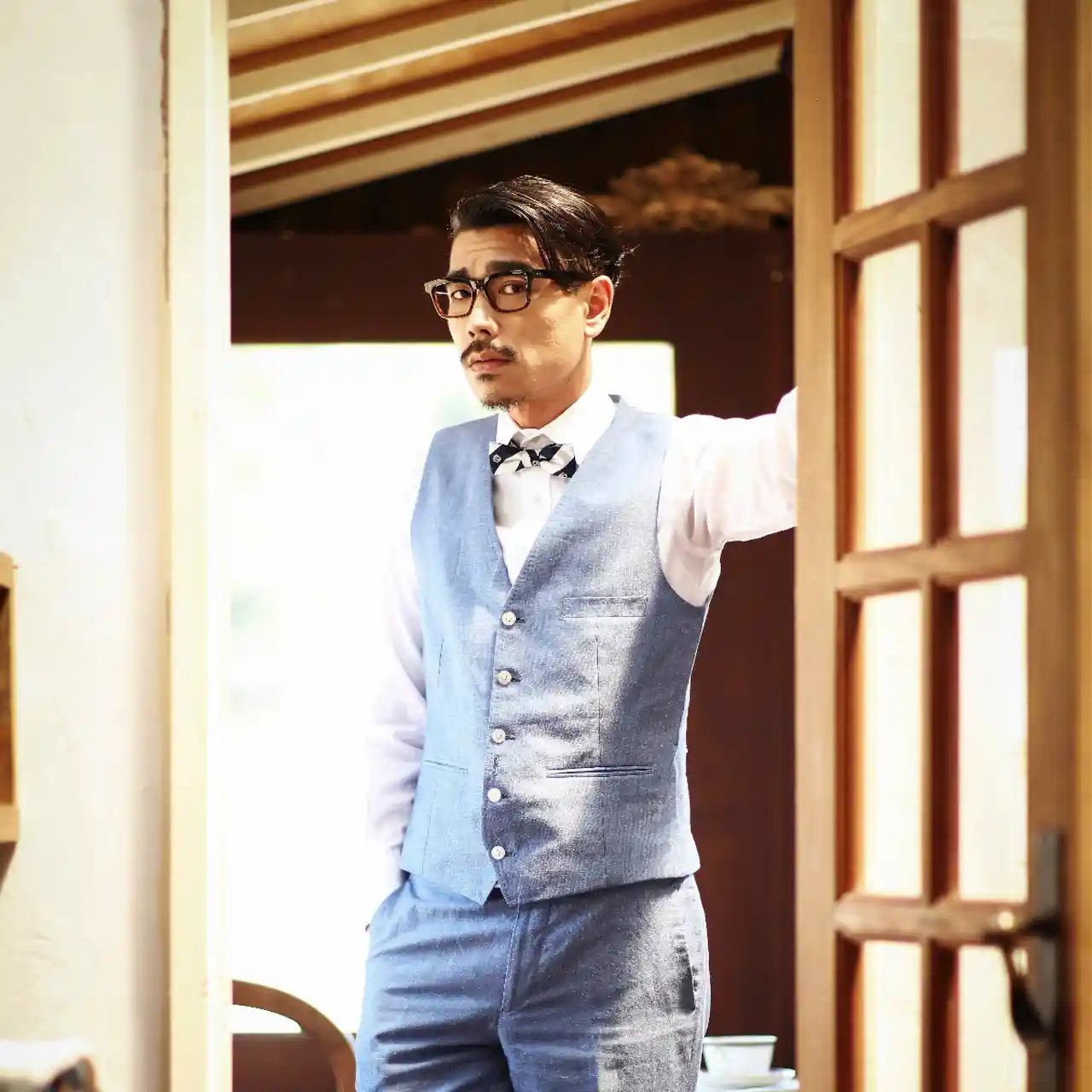 蝶ネクタイ 紺色 ブラウン ストライプ 披露宴蝶ネクタイとシャツの合わせ方！結婚式やパーティーでの着こなし術 - ENJOY ORDERMagazine