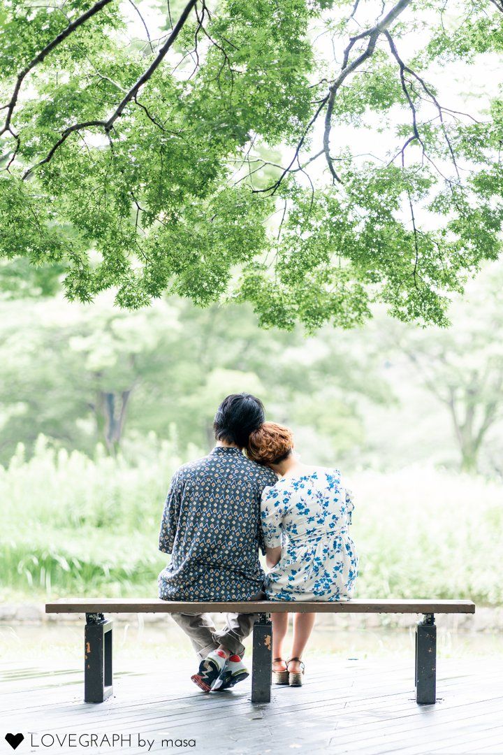 公園を散歩するカップルの写真・画像素材-Snapmart スナップマート