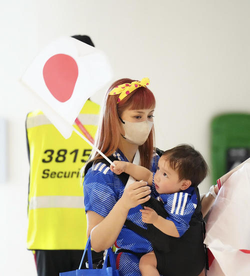 真野恵里菜 夫・柴崎岳、第1子とのクリスマスショット公開「毎年この時期に撮っている家族写真」 - スポニチ Sponichi Annex 芸能