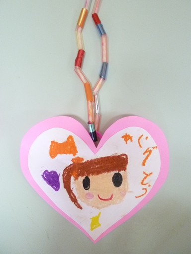 年長組さんにえんぴつ立てをプレゼントみどりの丘幼稚園