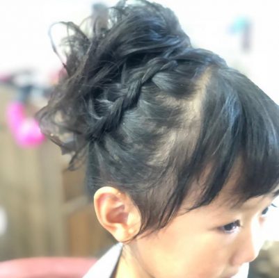 お子様のヘアセットのご予約もお受けしております👧🏻💕 お気軽にご相談下さいませ🎀 キッズアレンジ動画 ヘア アレンジ動画 簡単アレンジ動画 ツインアレンジ動画 キッズアレンジ ツインアレンジ おだんごヘア ツインだんご 女の子髪型 七五三 女の子コーデ