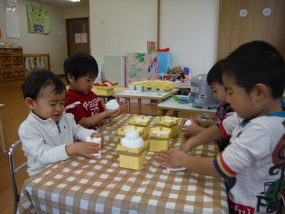 簡単なお正月製作！丸めて貼るだけのカンタン鏡餅の作り方