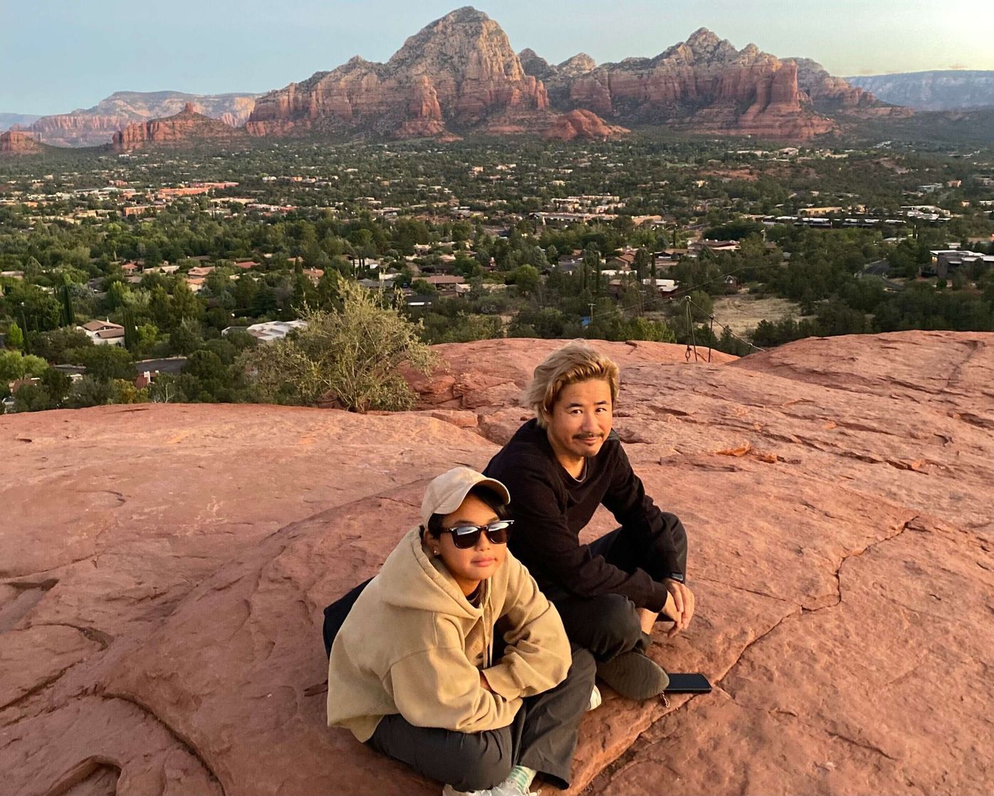 俳優・鈴木一真さんが、長男の発達障害を公表。「赤ちゃんが苦手だった僕が、息子が最優先の人生になった」と語り、その背景には“誰かの救いになれば”という思いがあった。11歳の息子との日々や、家族でのアメリカ移住、そして役者としての歩みを振り返ったエピソードが