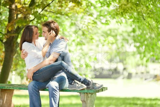 ベンチに座り話をする高校生カップルの写真素材4619373- PIXTA